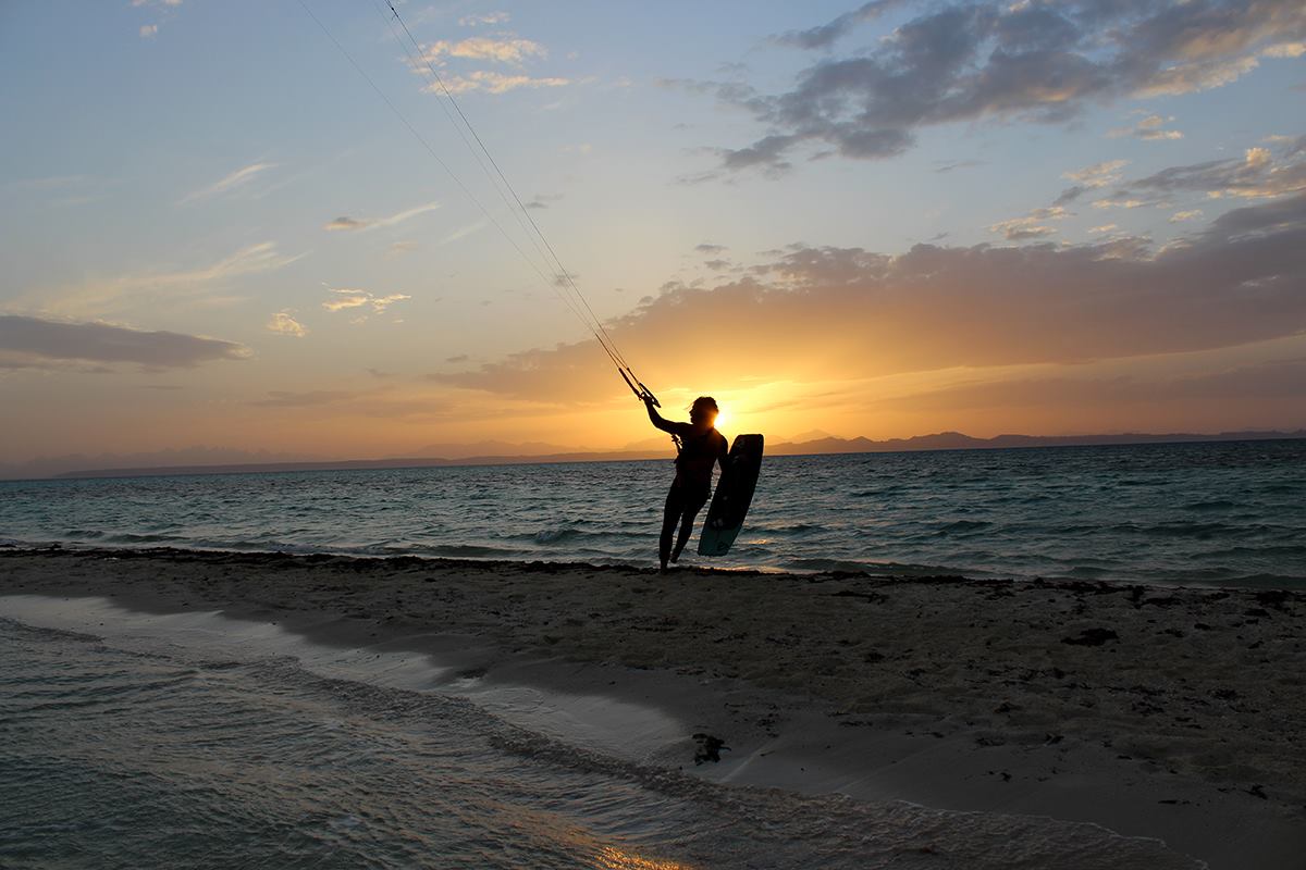 Picture from NKE's kite surfing safari Noveber 2018 - kiter returning to the beach at sunset