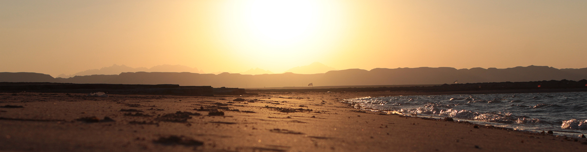 Kitesurfing holiday sunset in El Gouna, Egypt. Find out prices for your next Kitesurf trip.